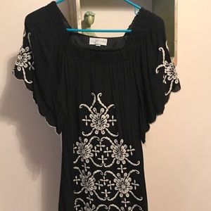 Embroidered black dress with pockets!!!